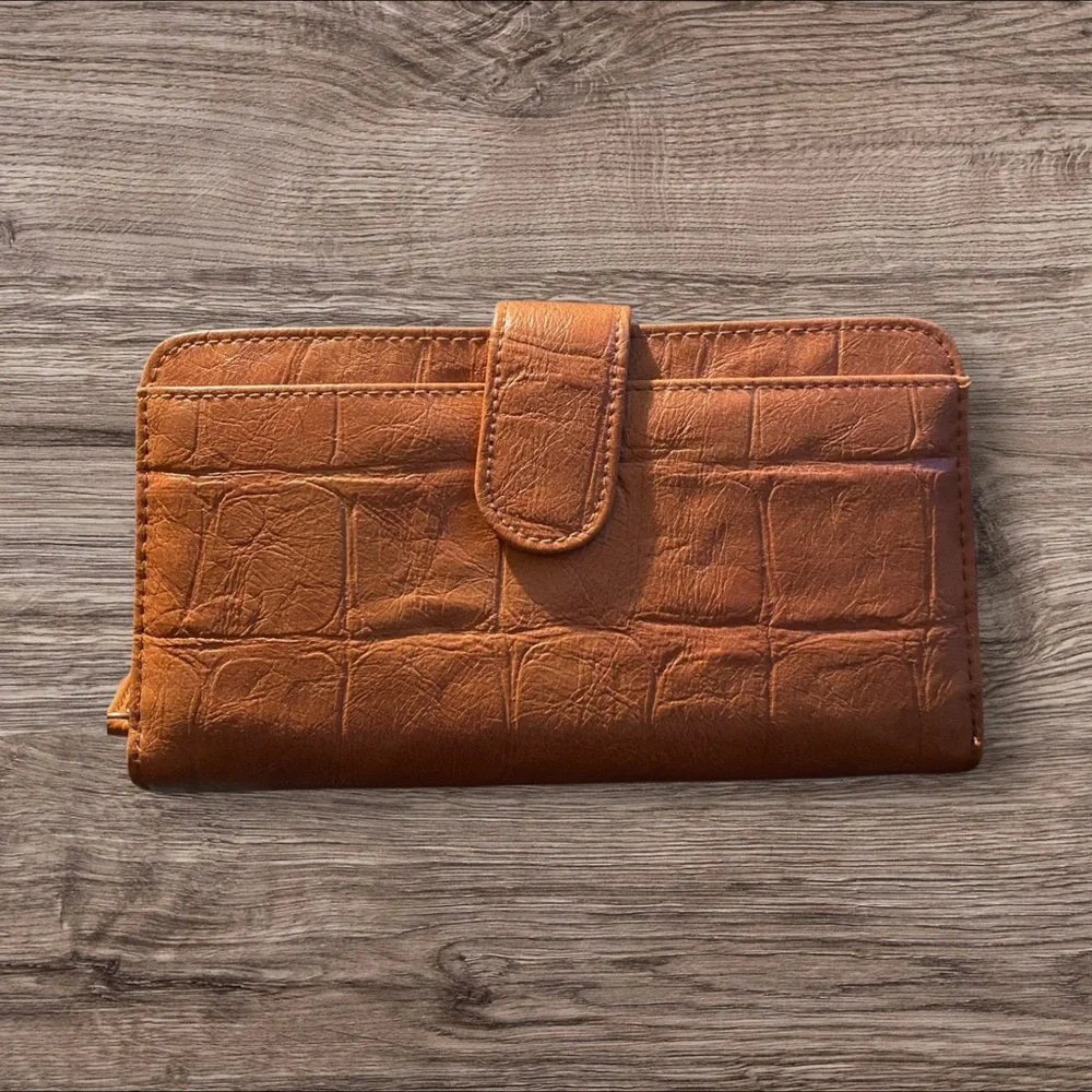 NWOT Mundi Brown Crocodile-Embossed Wallet